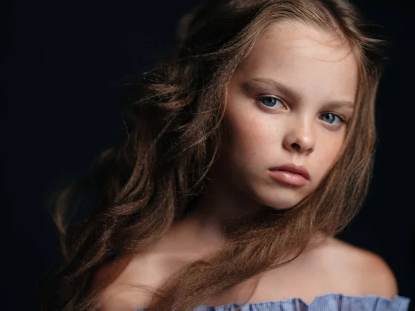 Retrato de uma menina bonita em um fundo escuro confiante olhar modelo — Fotografia de Stock