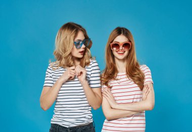 Renkli gözlükler takan iki kız kardeş. Moda iletişimi kurma biçimi.