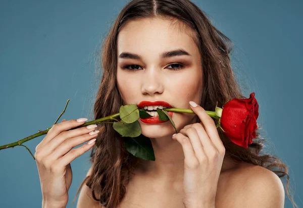 Nő egy rózsa a fogai este smink kék háttér modell — Stock Fotó
