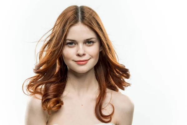 Retrato de uma mulher com ombros nus cosméticos de cabelo vermelho — Fotografia de Stock