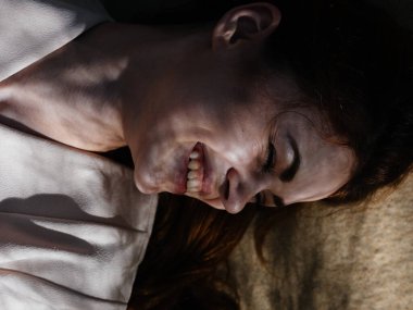 Kadın boş zamanlarında dışarıda uzanıyor.