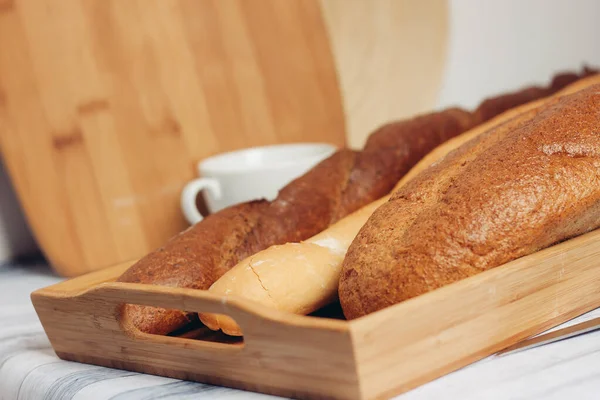 Diferentes tipos de pães de corte placa de corte de corte de cozinha para a preparação de alimentos — Fotografia de Stock