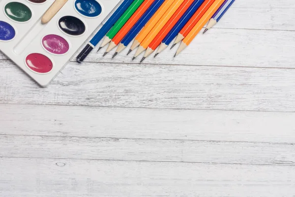 Akvarell festék színes ceruzák fa asztal művészet iskola rajz háttér kép — Stock Fotó