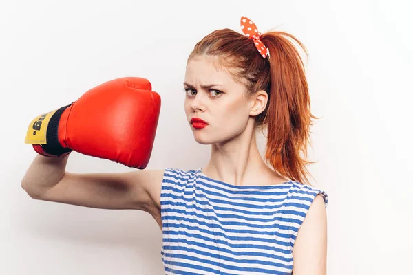 Femme en rouge gants de boxe entraînement exercice punch — Photo