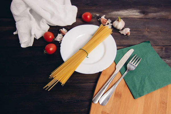 Çeri domatesli sarımsaklı makarna pişirmek için İtalyan mutfağı malzemeleri. — Stok fotoğraf