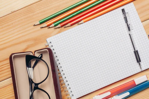 Glazen notitieblokken markers briefpapier kantoor houten tafel — Stockfoto