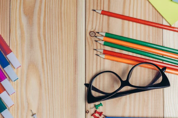 Fa munkaasztal írószer színes jelölők iskolai tárgyak — Stock Fotó