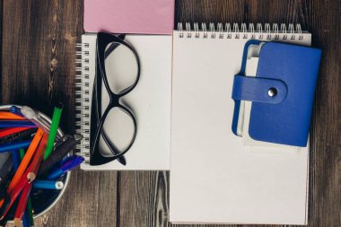 Not defteri kart tutucu gözlüğü ve kırtasiye malzemesi üzerine beyaz kağıt