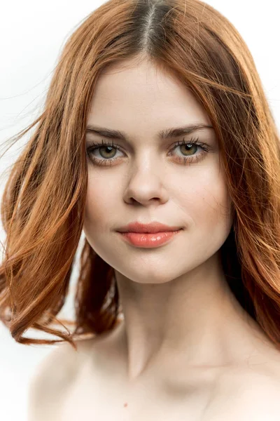 Όμορφη γυναίκα κόκκινα μαλλιά παθιασμένο βλέμμα γυμνό μοντέλο ώμους — Φωτογραφία Αρχείου