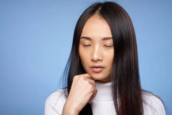 Брюнетка азиатская трогательное лицо с макияжем руки модель белый свитер — стоковое фото