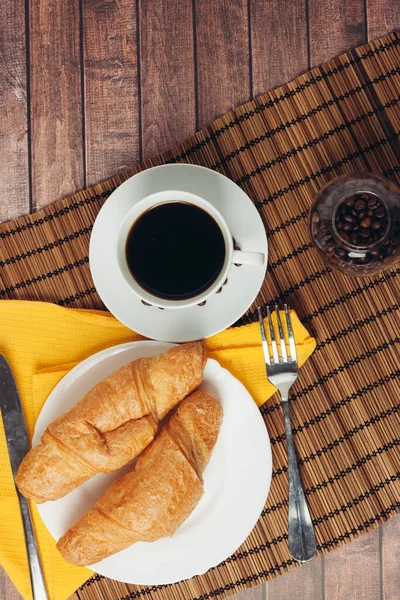 Croissants im Teller auf dem Tisch Mahlzeit Dessert zum Frühstück — Stockfoto