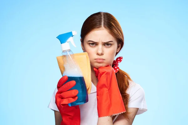 Limpieza profesional señora limpieza suministros trabajo fondo azul — Foto de Stock
