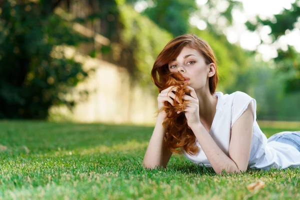 Frau liegt auf dem Gras Ruhe Park Natur frische Luft — Stockfoto