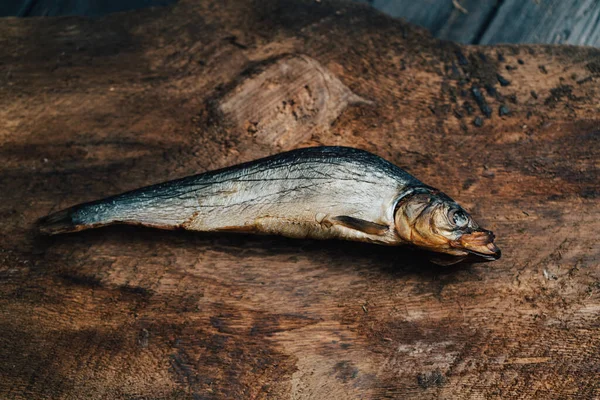 Pesce essiccato si trova su un tavolo di legno vista dall'alto texture immagine di sfondo — Foto Stock