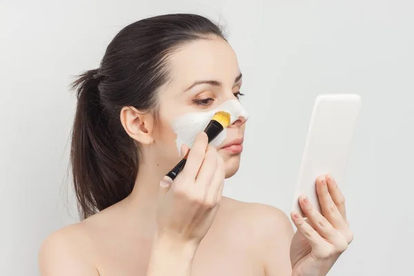 Mujer con cepillo de hombros desnudos en las manos cosméticos cuidado de la piel —  Fotos de Stock
