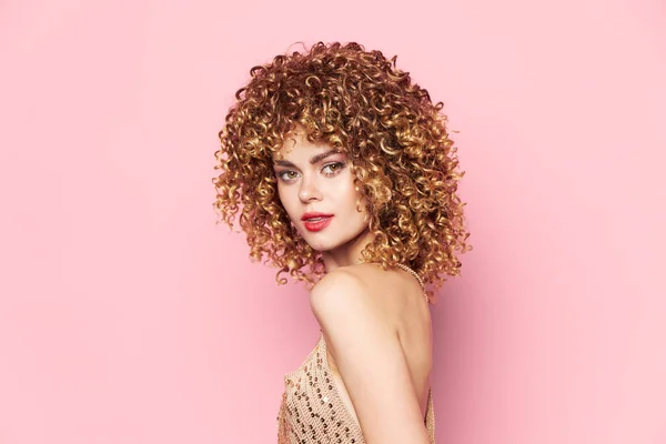 Nő göndör haj Vonzó megjelenés piros ajkak modell — Stock Fotó