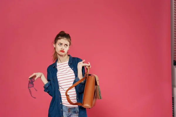 Kvinna i trendiga kläder ryggsäck rosa bakgrund studio student — Stockfoto