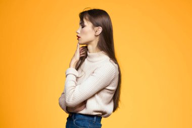 Sevimli esmer makyaj kırmızı dudaklar moda kıyafetler sarı arka plan