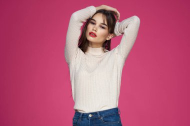 Güzel esmer, uzun saçlı, şık, zarif, pembe arka planlı.