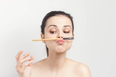 duygusal esmer çıplak omuzlu cilt bakım kremi kozmetik hijyeni