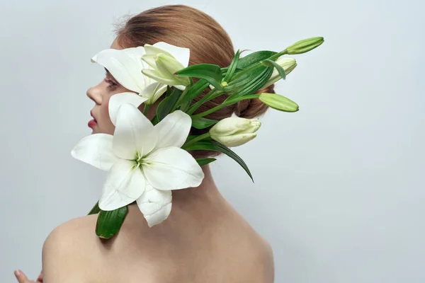Lady z bukietem białych kwiatów na szarym tle portret przycięty widok zbliżenie — Zdjęcie stockowe