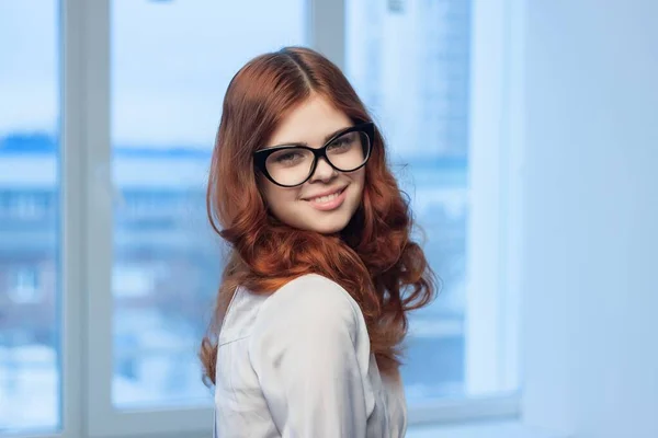 Vacker rödhårig kvinna chef kontor glädje professionella känslor — Stockfoto