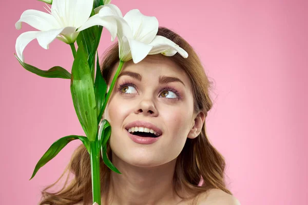 Portrait de femme aux fleurs blanches beau visage rose fond épaules nues — Photo