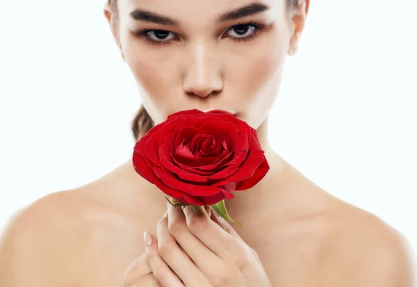Portrét ženy s červeným květinovým očním stínem na očních víčkách make-up červené rty — Stock fotografie