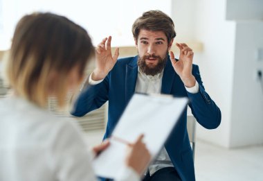 Sorunlu tedavinin psikolojik danışmanlık teşhisinde duygusal bir adam var.