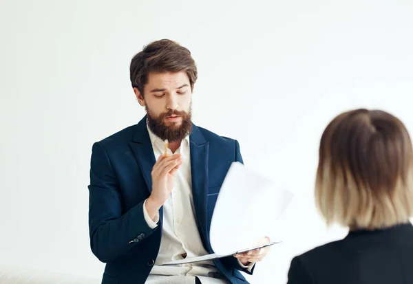 Un hombre con documentos en traje y una mujer para una entrevista de trabajo —  Fotos de Stock