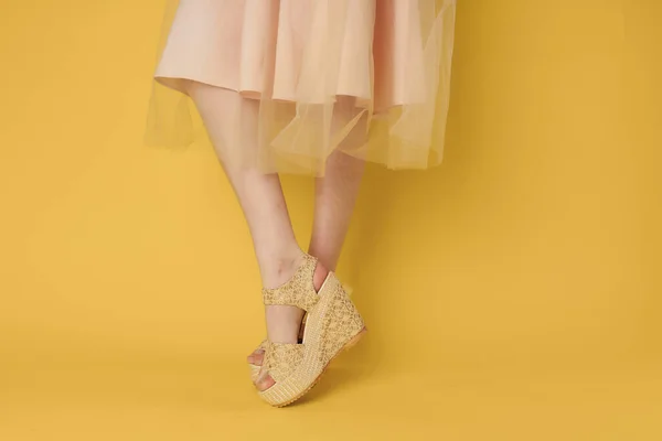 Γυναίκα σε φόρεμα πόδια παπούτσια ελκυστική ματιά κίτρινο φόντο μόδας — Φωτογραφία Αρχείου