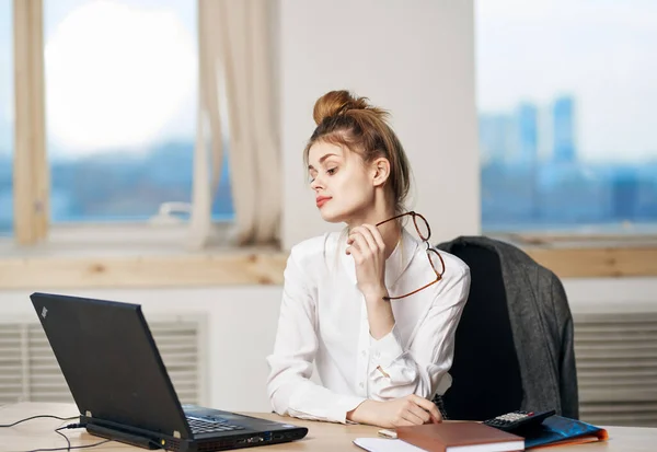Business woman working desk laptop irodai technológia ügyvezető igazgató — Stock Fotó