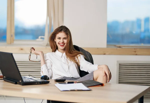 Secretário mulher de negócios mesa de trabalho laptop profissionais gerente de trabalho — Fotografia de Stock