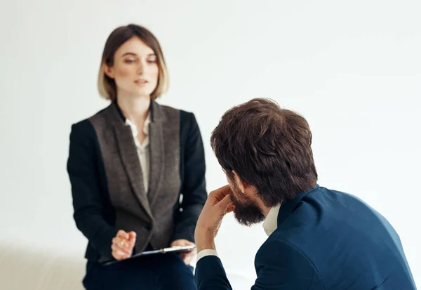 Mujer y hombre en una chaqueta en una entrevista de trabajo de fondo ligero — Foto de Stock