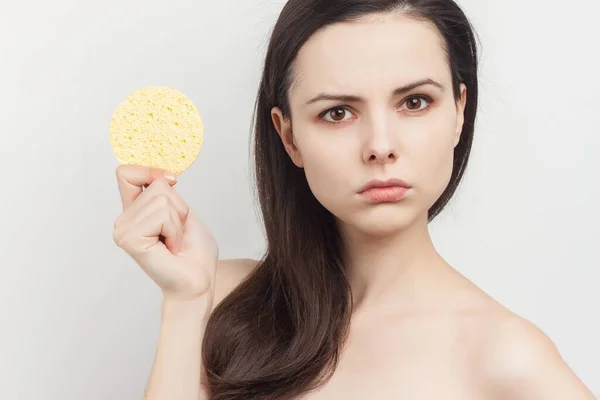 Brünette nackte Schultern Kosmetik Hautpflege beschnitten Ansicht — Stockfoto