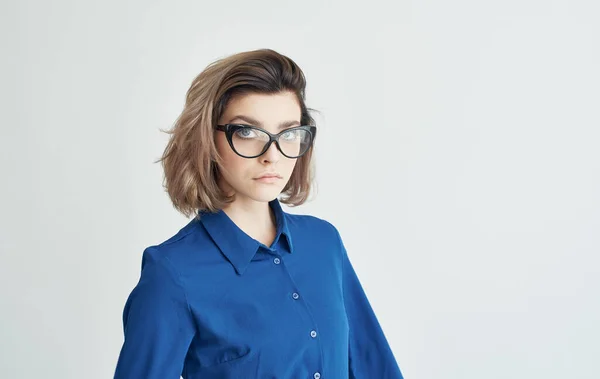 Mavi tişörtlü ve gözlüklü kadın duygu yöneticisi. — Stok fotoğraf