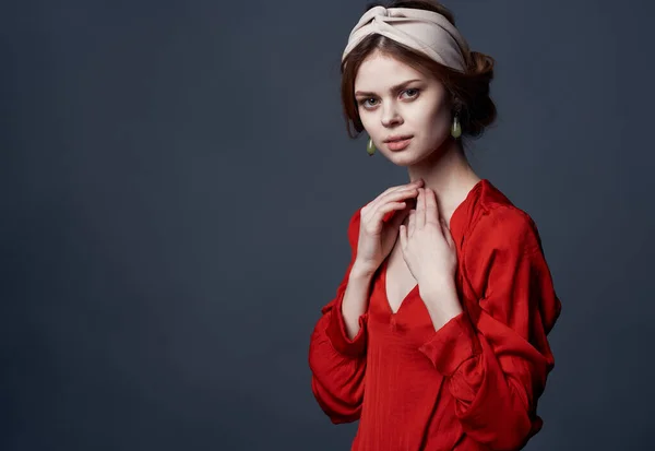 Mulher bonita vestido vermelho decoração de luxo etnia fundo cinza — Fotografia de Stock