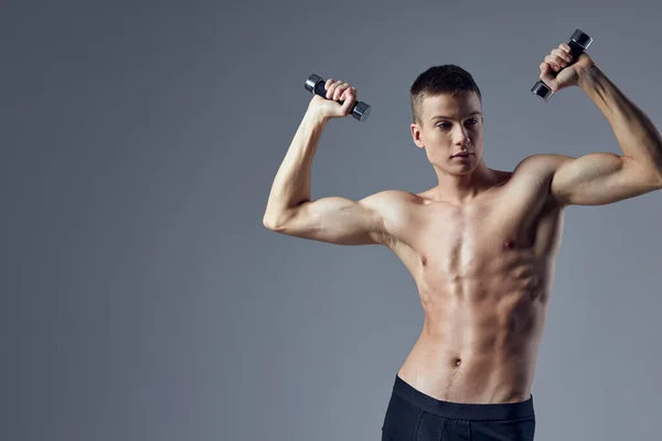 Спортсмени чоловічої статі з перекачуванням тіла з гантелями в руках тренування вправи — стокове фото