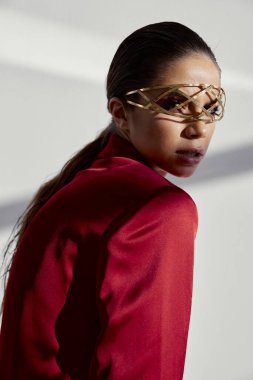 Levi parlak bir odada mücevher görür.