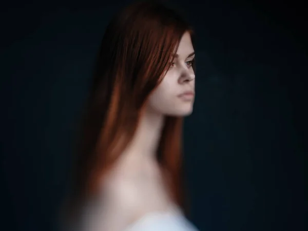 Sexy kobiety rude włosy obnażone ramiona ciemne tło model — Zdjęcie stockowe
