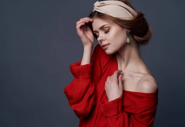 Mulher atraente vestido vermelho estilo elegante decoração estúdio fundo cinza — Fotografia de Stock