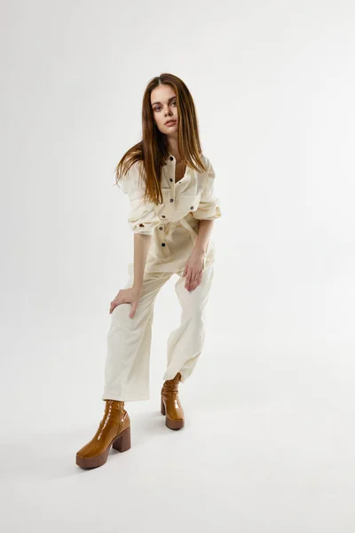 흰색 양복을 입은 갈색 구두를 신고 있는 매력적 인 여인 현대의 글 라머 스타일의 스튜디오 — 스톡 사진