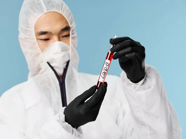 Man of Asian utseende forskning diagnostik blod biokemi tester — Stockfoto