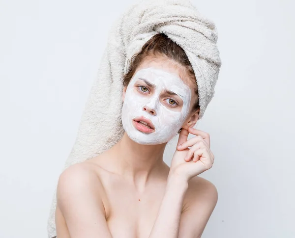 Wanita cantik dengan bahu telanjang handuk di kepala masker wajah perawatan kulit close-up — Stok Foto
