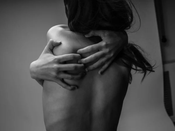 Femme noir et blanc photographie portrait vue arrière toucher le dos avec les mains — Photo