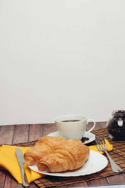 Croissant dalam piring di atas meja makanan penutup untuk sarapan — Stok Foto