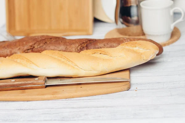Diferentes tipos de panes tabla de cortar cocina de corte para la preparación de alimentos —  Fotos de Stock