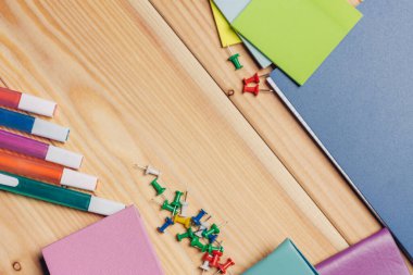 Kartvizit sahipleri masaüstü görünümüne kırtasiye notları yazar