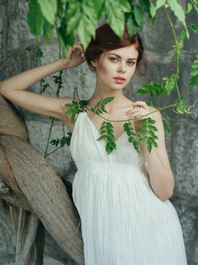 Çekici kadın yeşil yapraklı süsleme modeli