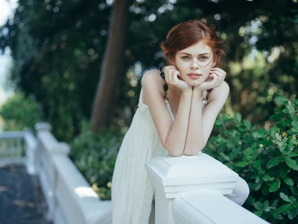 Mulher bonita em vestido branco ao ar livre com folhas verdes andar Grécia decoração — Fotografia de Stock